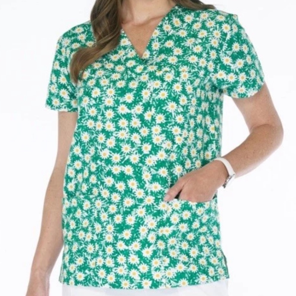NWT Women’s Medium Daisy Print I Love Scrubs Scrub Top